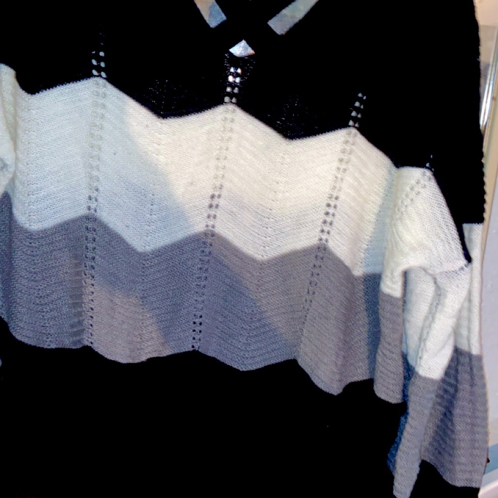 WOMEN’s NWOT BLACK & WHITE SWEATER